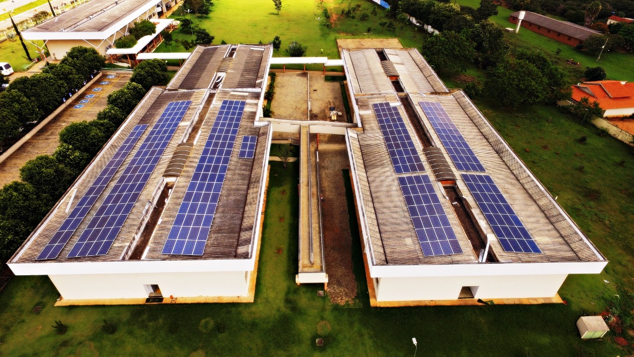 Os painés de geração fotovoltaica estão instalados sobre os telhados dos blocos B e C, além de um grupo menor no chão, próximo ao refeitório do Câmpus Os painés de geração fotovoltaica estão instalados sobre os telhados dos blocos B e C, além de um grupo menor no chão, próximo ao refeitório do Câmpus